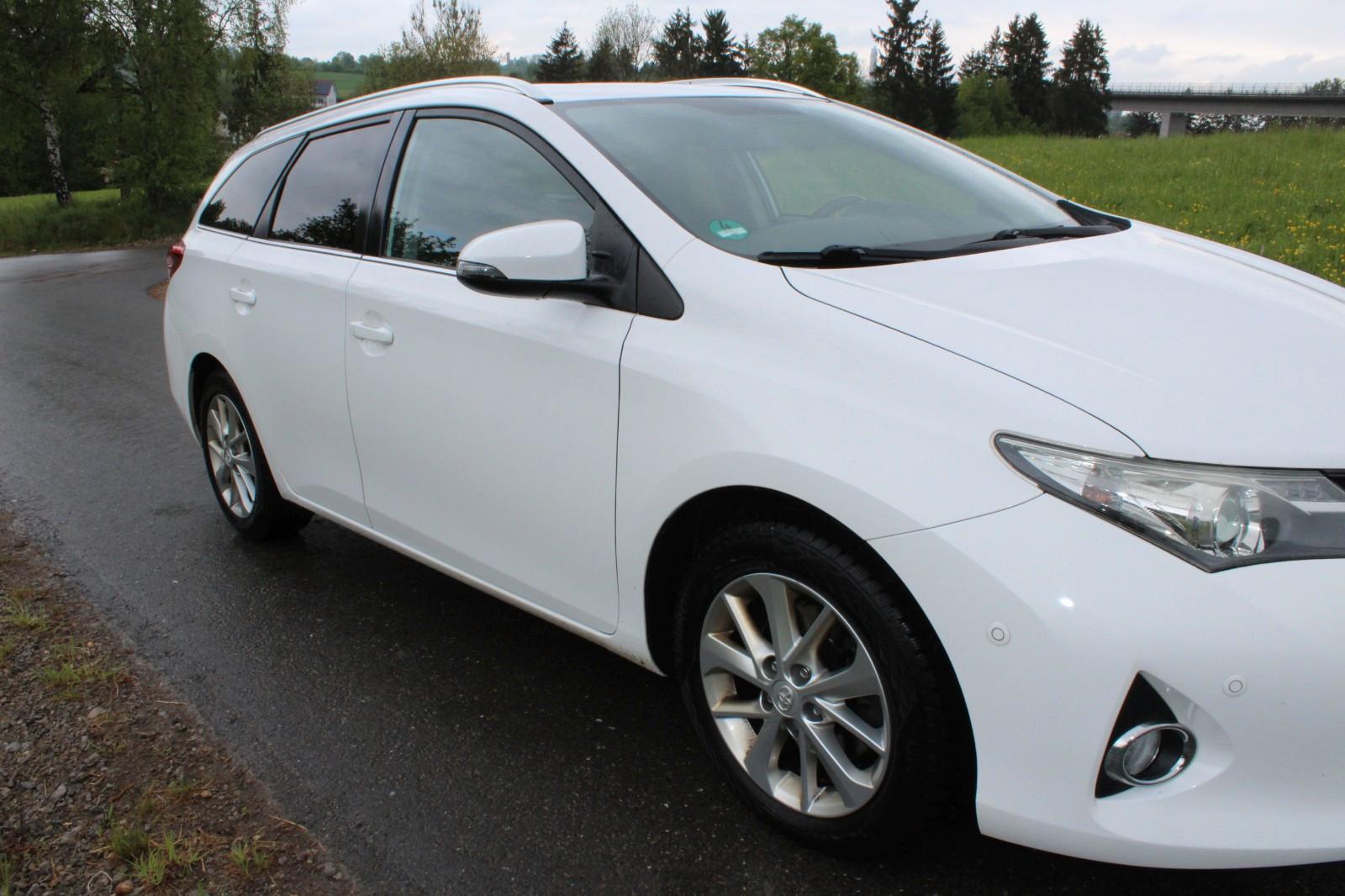 Toyota Auris 2014 — interior