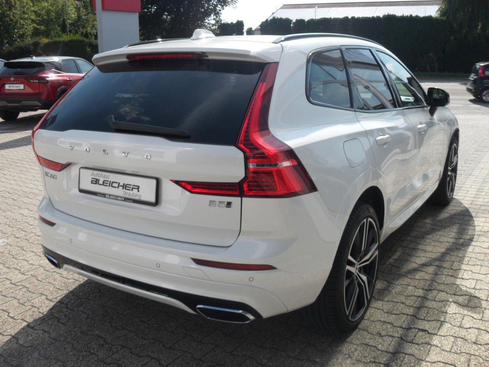 Fahrzeugabbildung Volvo XC 60 B5 R Design AWD | HeadUp |Bowers&Wilkins