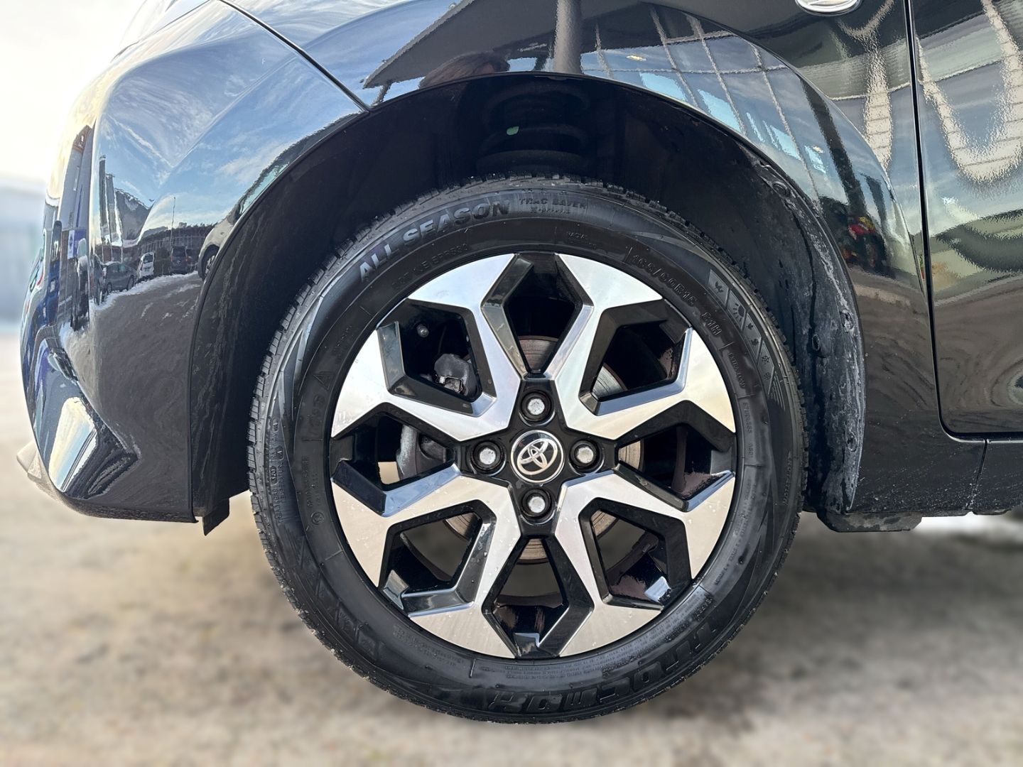 Fahrzeugabbildung Toyota Aygo X-Play Team D Apple CarPlay Android Auto Al