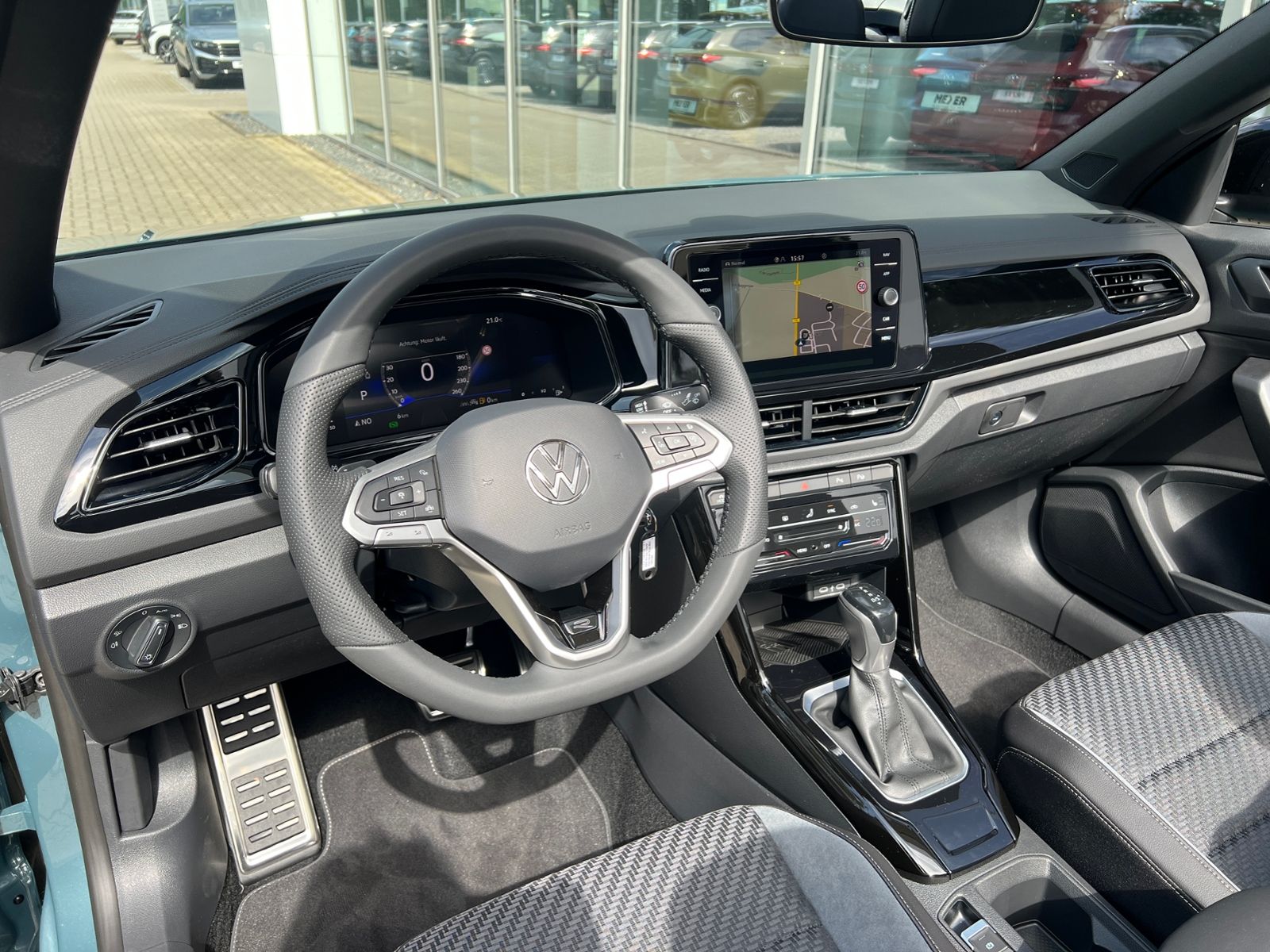 Fahrzeugabbildung Volkswagen T-Roc Cabriolet   R-Line 1.5 TSI DSG *AHK, Black