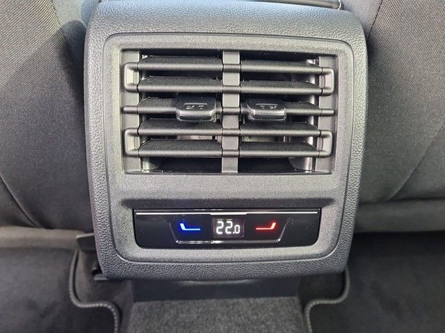 Fahrzeugabbildung Volkswagen Golf VIII TSI Move Kamera Navi LED VC