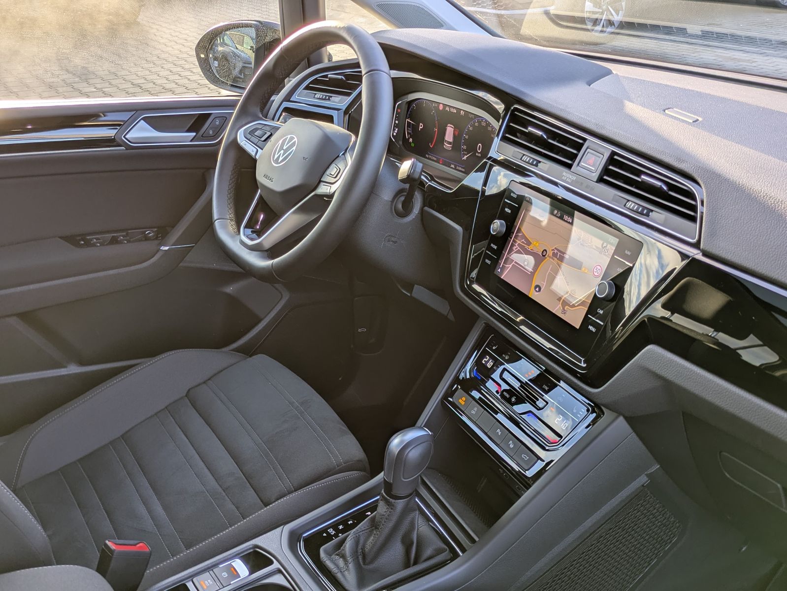 Fahrzeugabbildung Volkswagen Touran 2.0 DSG R-Line High. Pano 7-Si IQ.Dri AHK