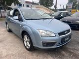 Ford Focus Lim. Ghia Klimaauto. Tempomat PDC Tüv neu - Ford Focus Ghia mit Benzin-Antrieb