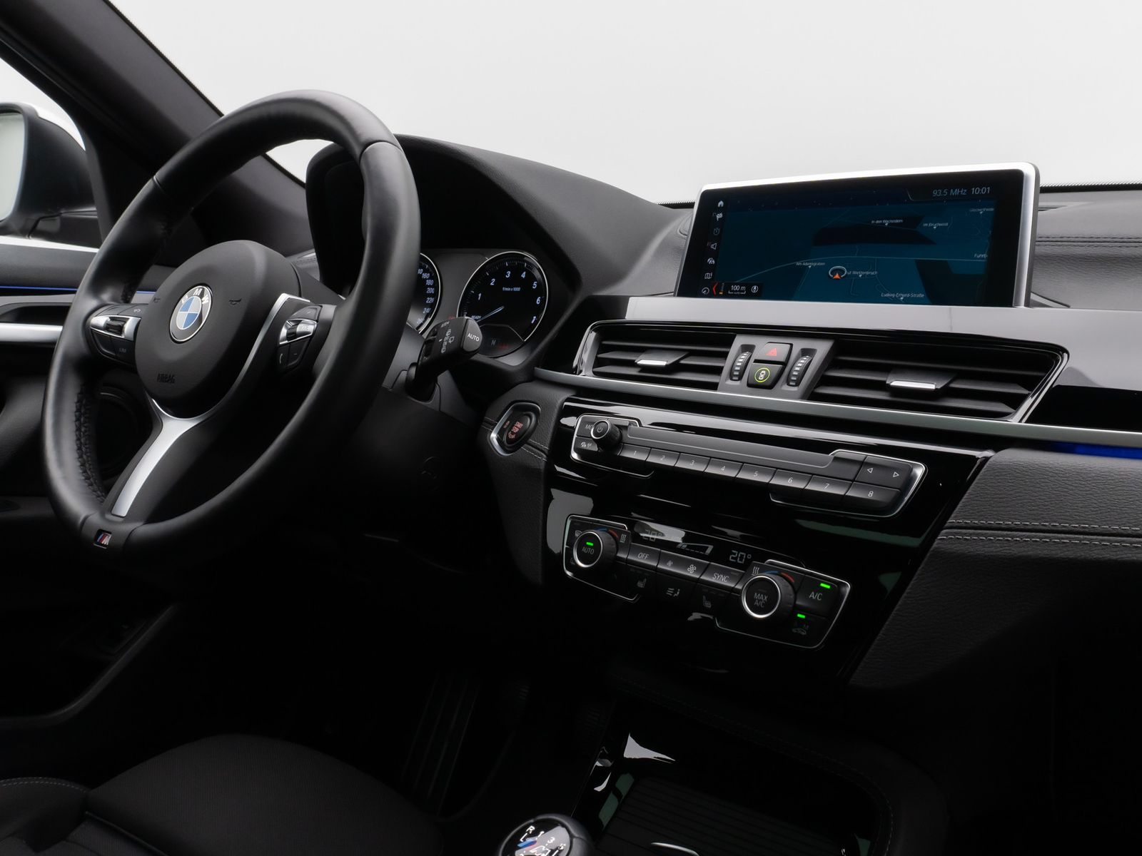 Fahrzeugabbildung BMW X2 sD18i Panorama Kamera DAB HiFi Komfort MSport
