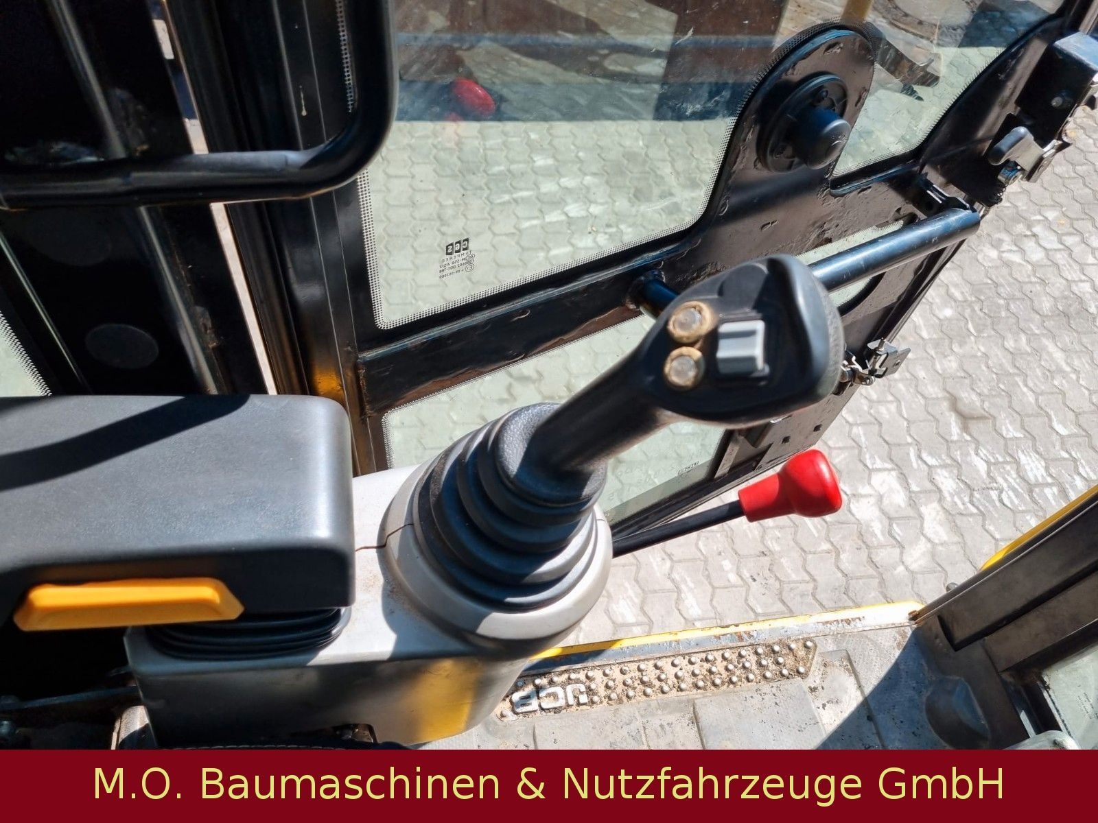Fahrzeugabbildung JCB 110 W Hydradig / Holzgreifer / 2x Tieflöffel