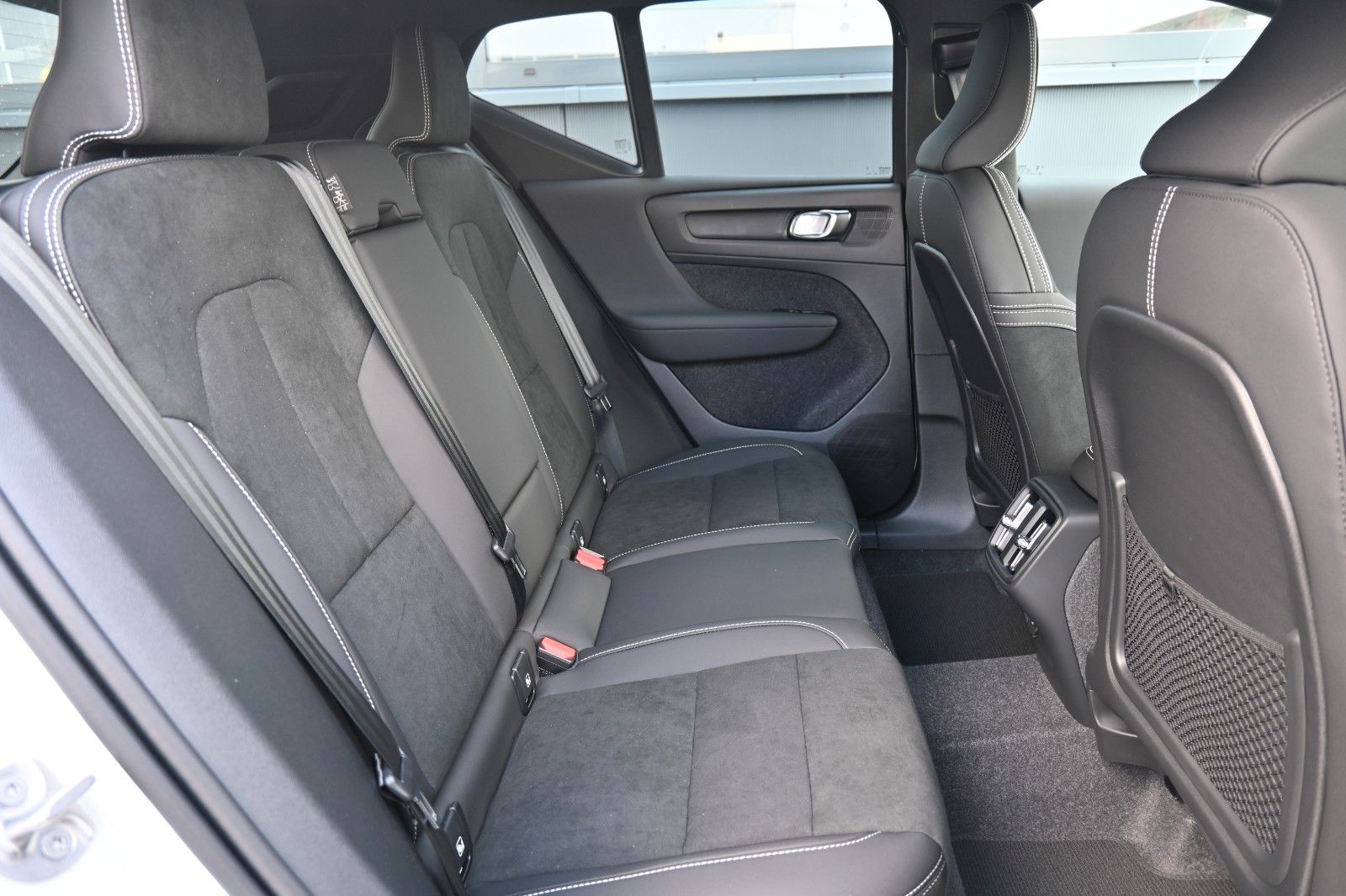 Fahrzeugabbildung Volvo XC40 B4 DKG Plus Dark*FSHZG*360°*ACC*Allwetter