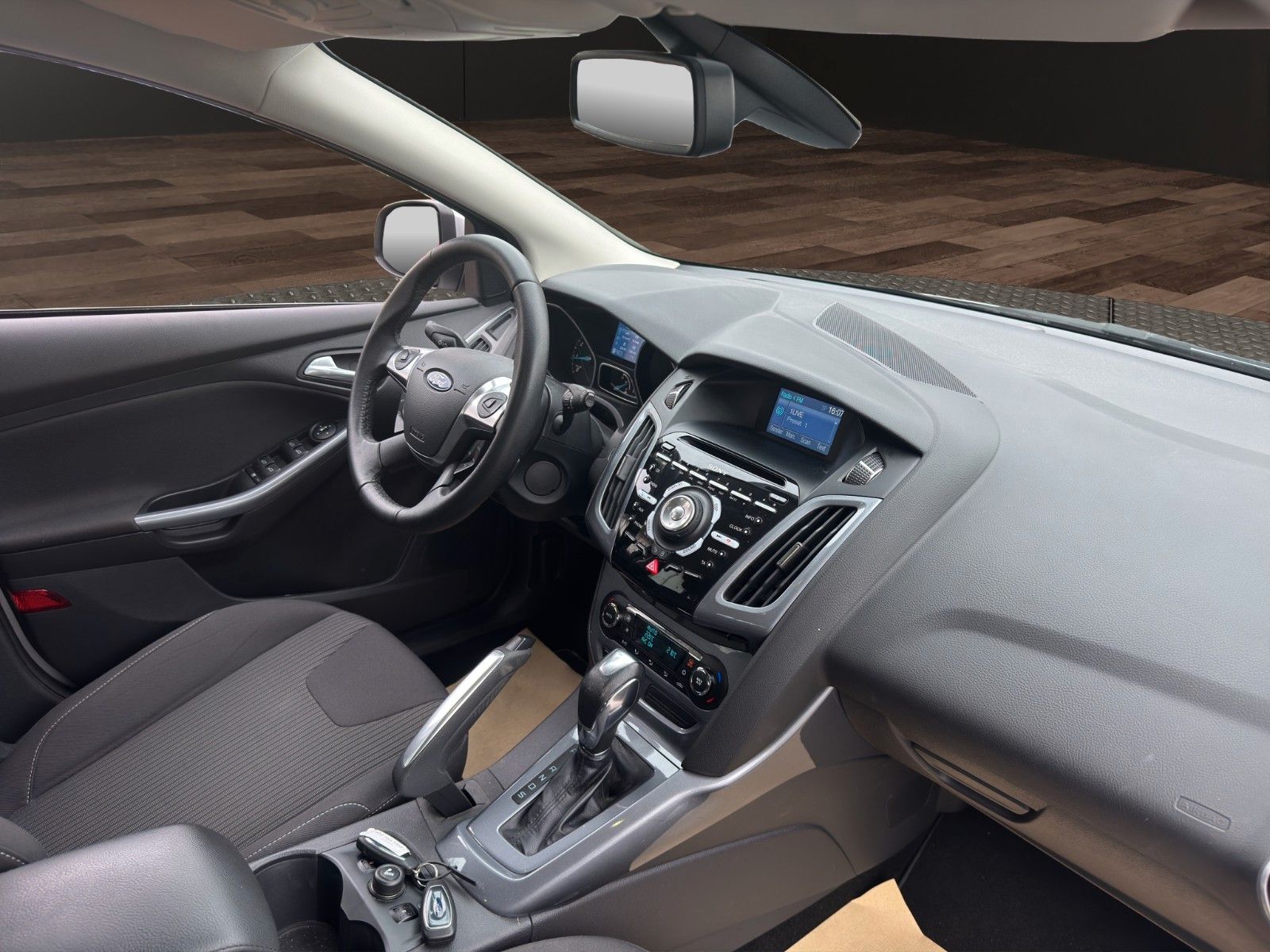 Fahrzeugabbildung Ford Focus Lim. Titanium Automatik/1HAND