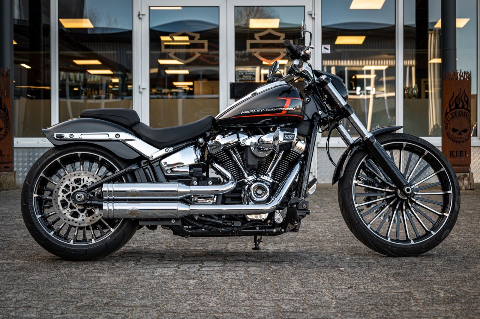 Fahrzeugabbildung Harley-Davidson FXBR Breakout 117 cui - Jekill & Hyde