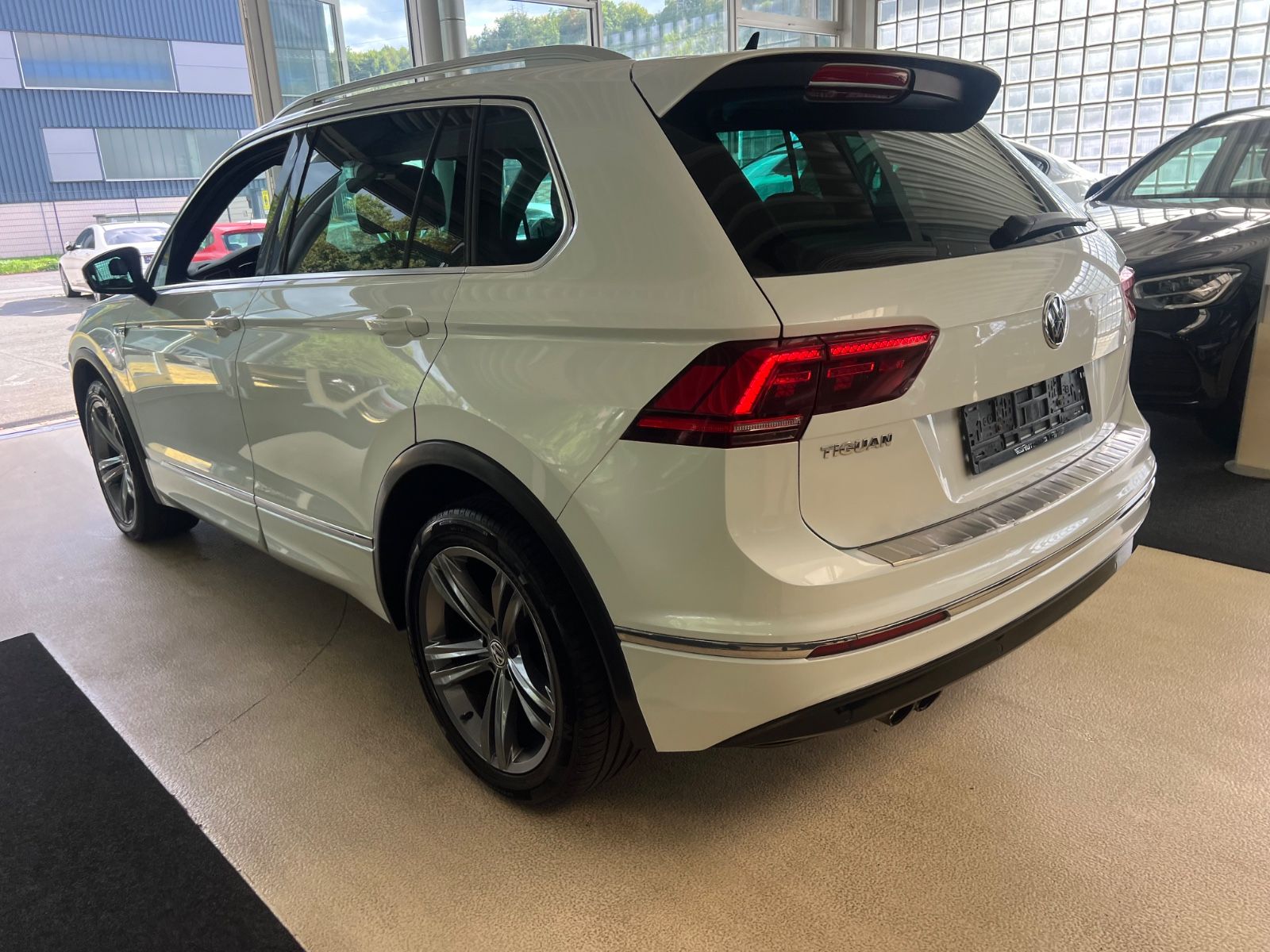 Fahrzeugabbildung Volkswagen Tiguan Highline 4Motion R line *HEAD-UP*MEMORY*