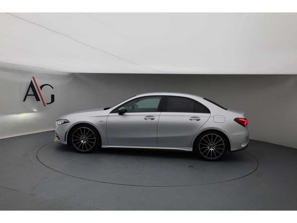 Mercedes-Benz A 200 Limousine Night Ambi Mbeam AppleCarplay