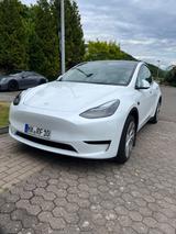 Tesla Model Y SR mit weißen Leder, wenig KM