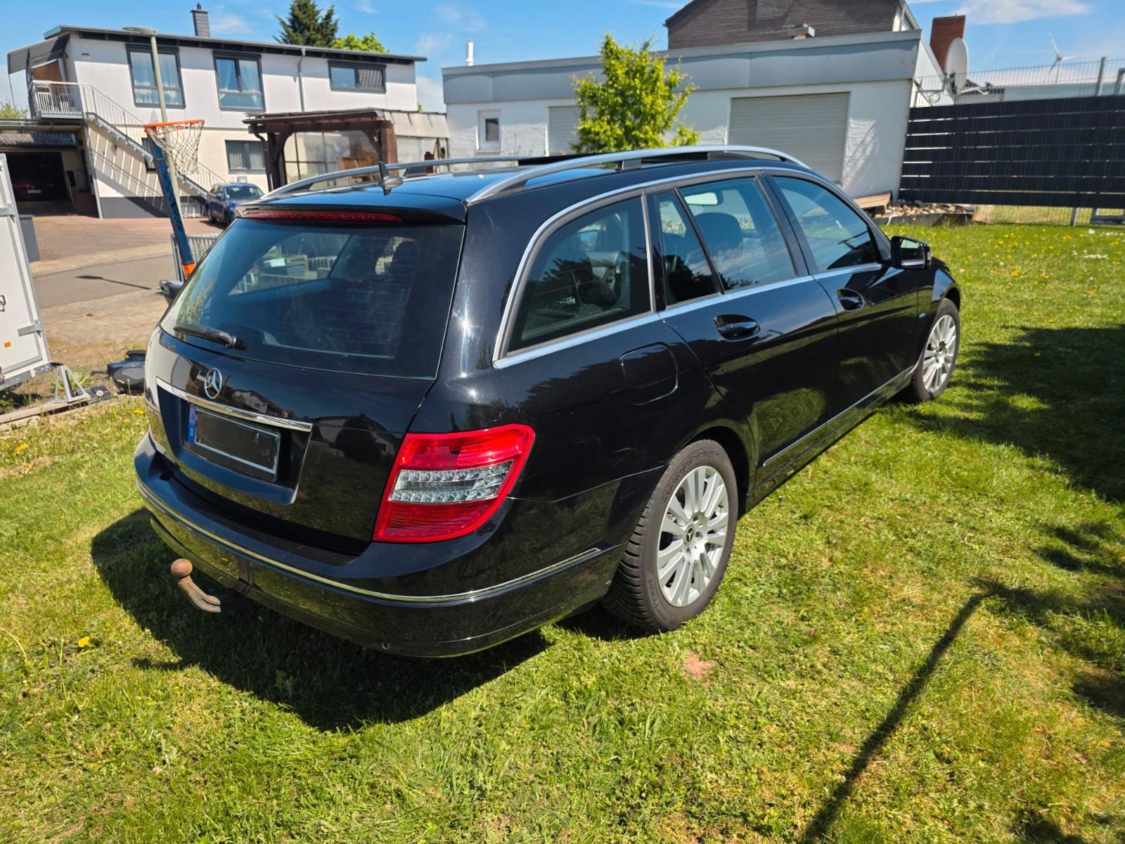 Mercedes-Benz C200 2010 — вигляд ззаду