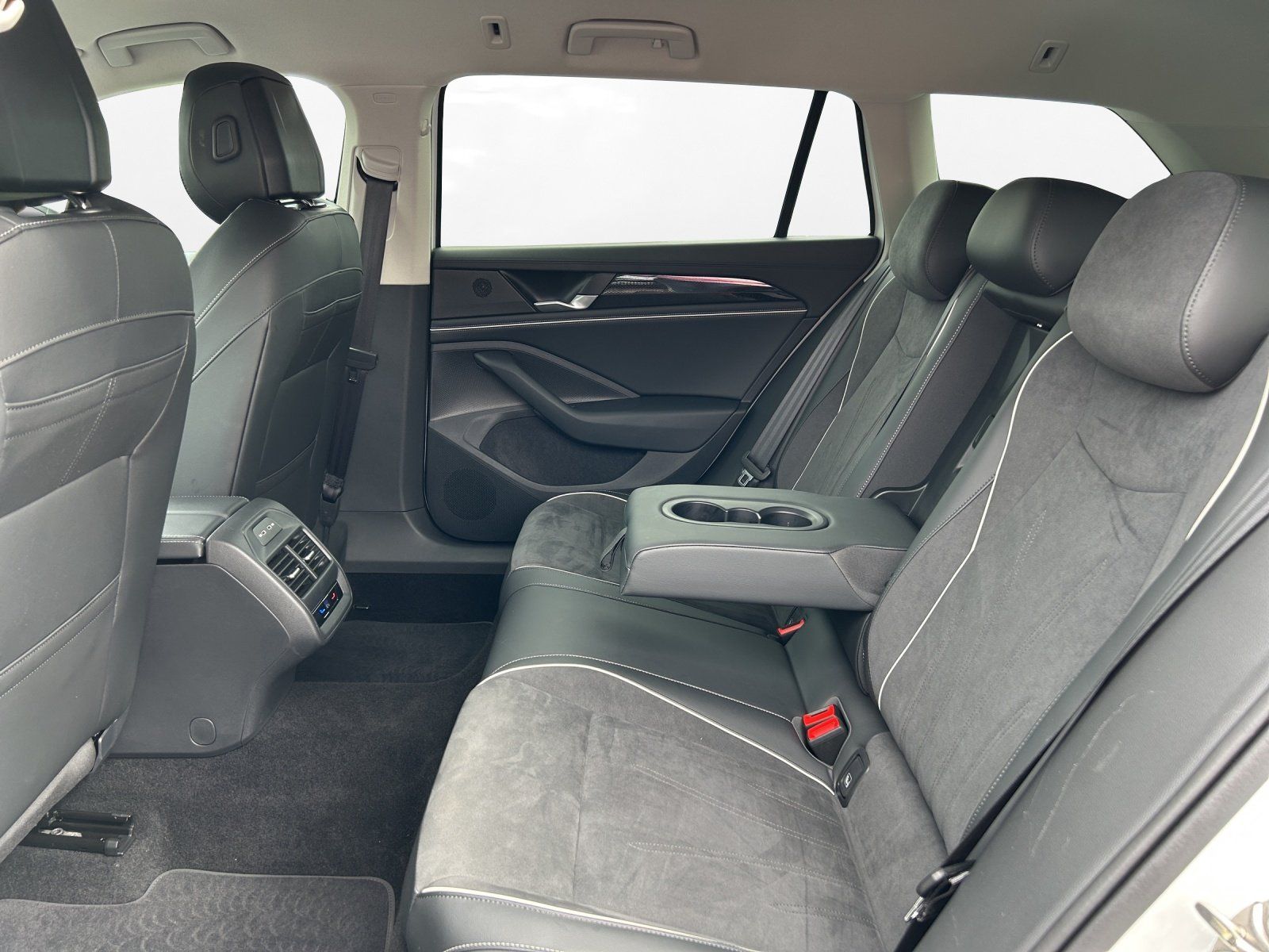 Volkswagen Passat Variant 1.5 TSI DSG eHybrid Business AHK foto 11