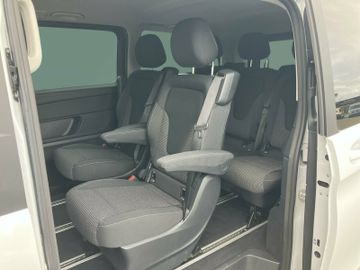 Mercedes V 220 - 11
