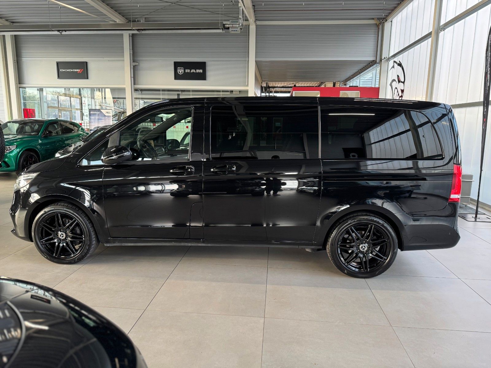 Fahrzeugabbildung Mercedes-Benz V 300d Avantgarde Edition lang "Agility Control"