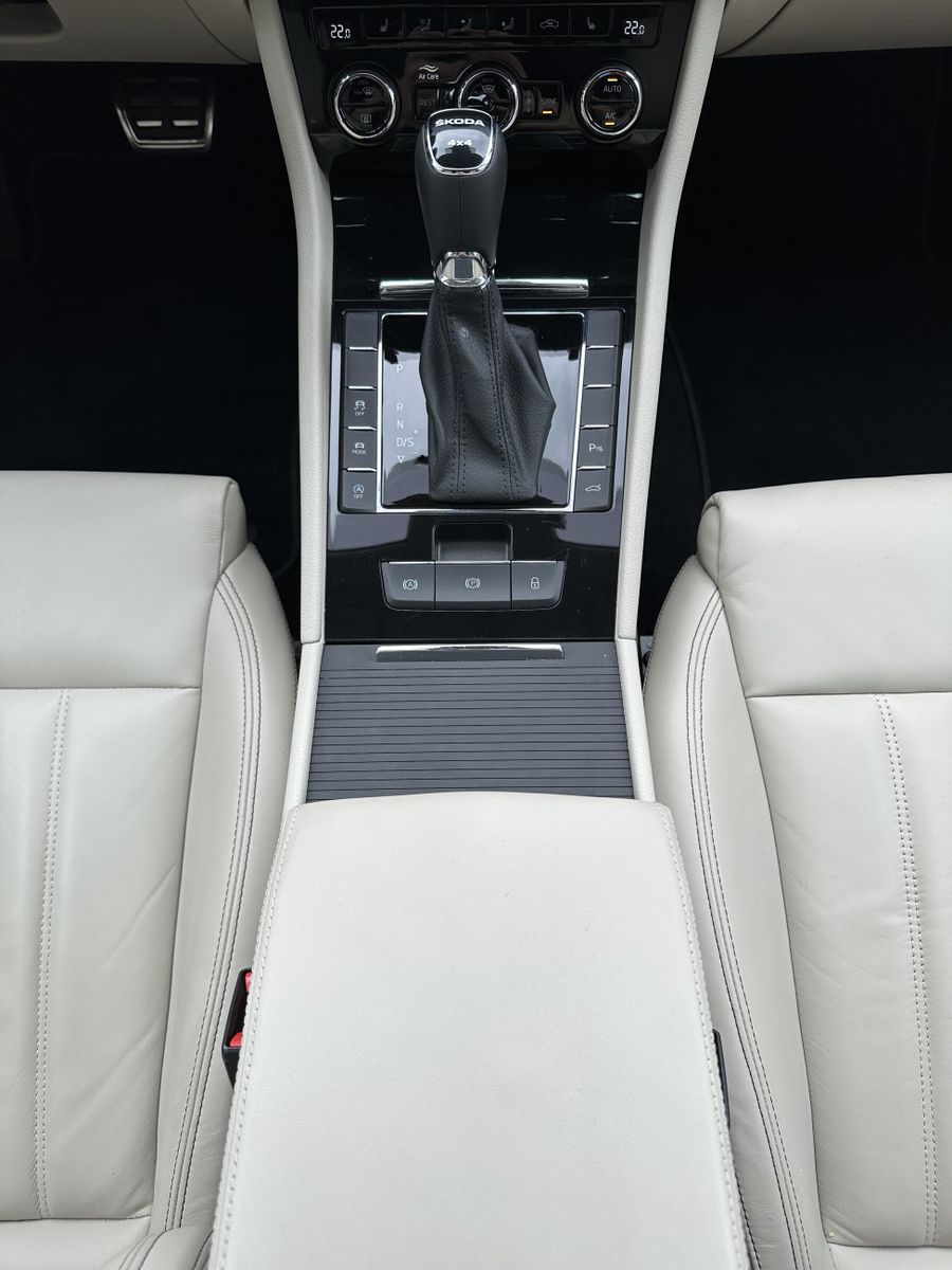 Fahrzeugabbildung SKODA Superb Combi 4x4 L&K NAV+MATRIX+ACC+PANO+CANTON