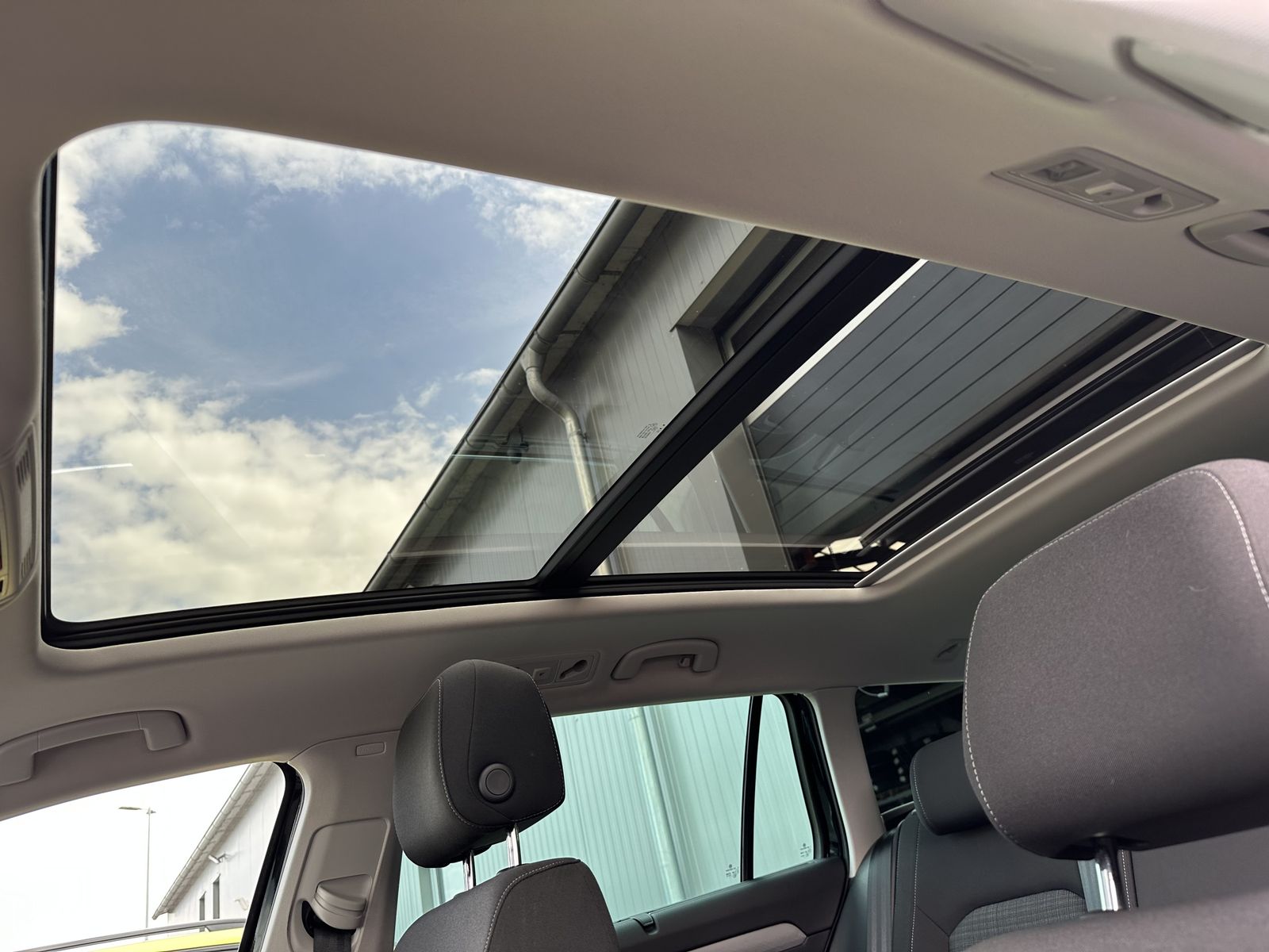 Fahrzeugabbildung Volkswagen Passat Variant 2.0 TDI Business NAV+LED+ACC+PANO