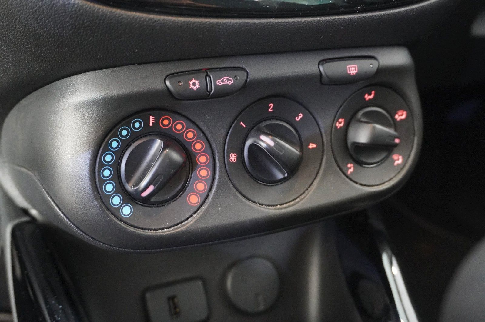 Fahrzeugabbildung Opel Corsa E Active 1.4  NAVI/PDC/SHZ/LHZ/ALU/TEMPO