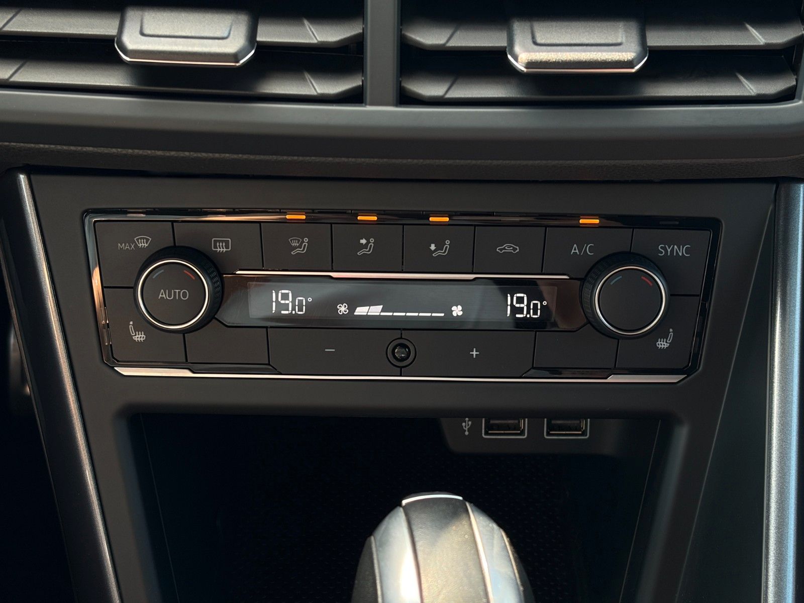 Fahrzeugabbildung Volkswagen Polo VI GTI 2.0 TSI DSG KW ACC PDC SHZ CarPlay