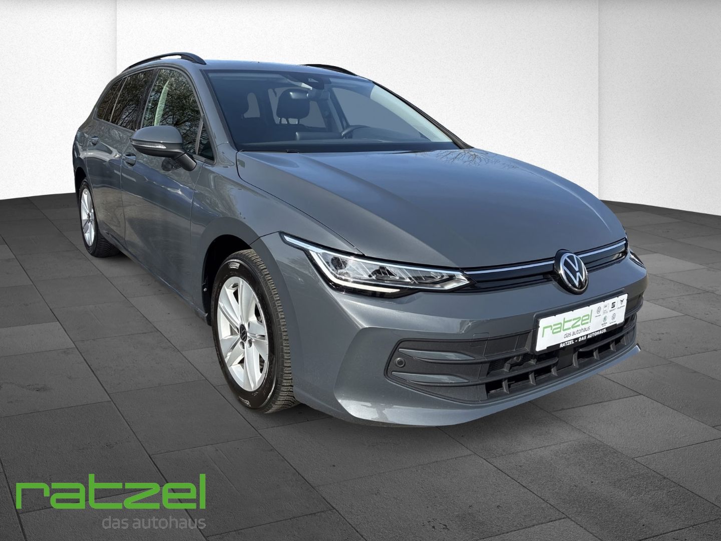 Fahrzeugabbildung Volkswagen Golf Variant 1.5 eTSI DSG Life  LED ACC Apple Ca