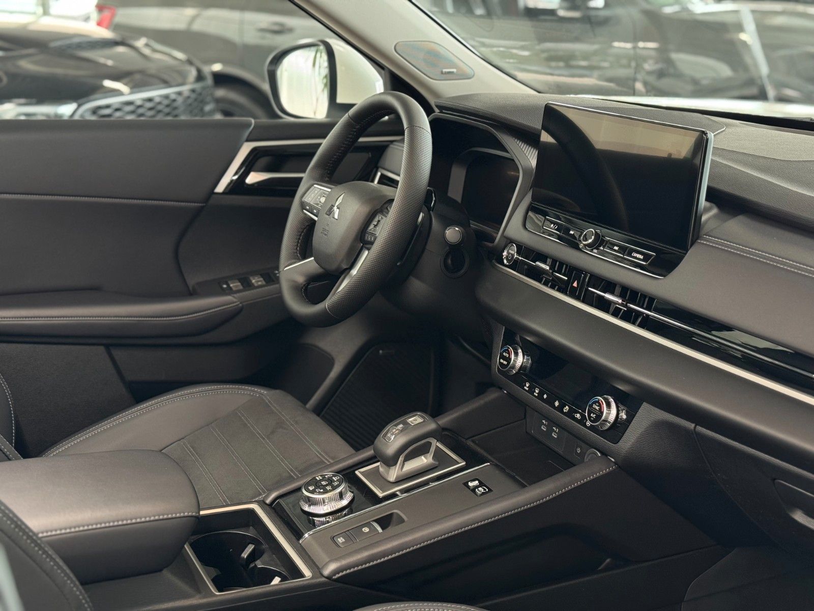 Fahrzeugabbildung Mitsubishi Plug-in Hybrid Outlander Intro Edition