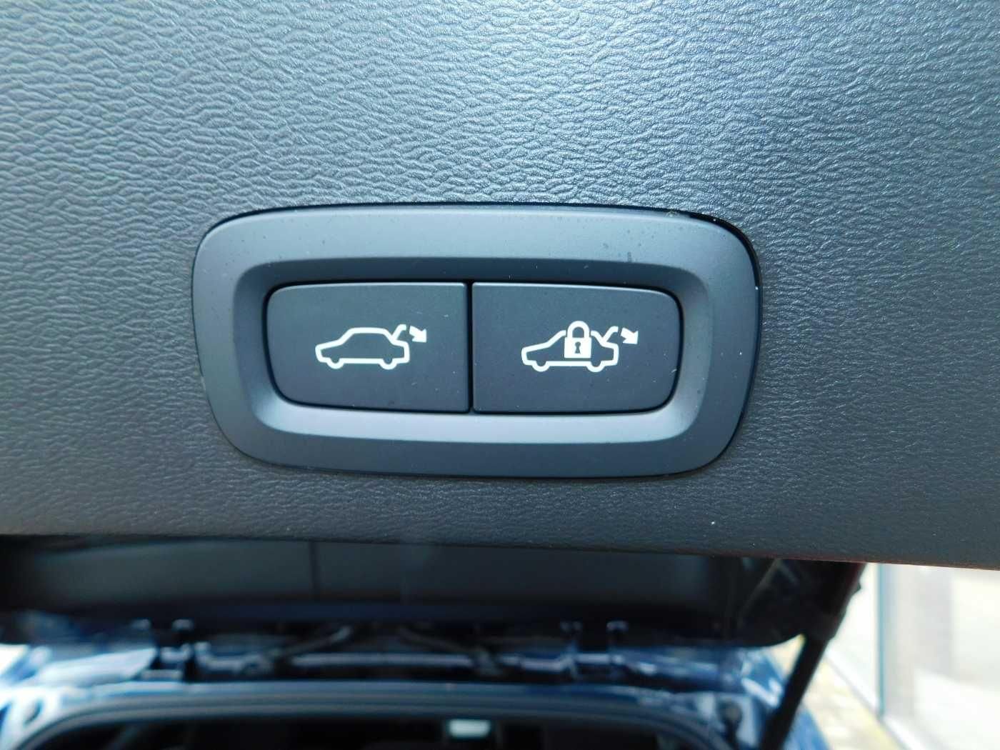 Fahrzeugabbildung Volvo XC40 B4 Plus Black Edition