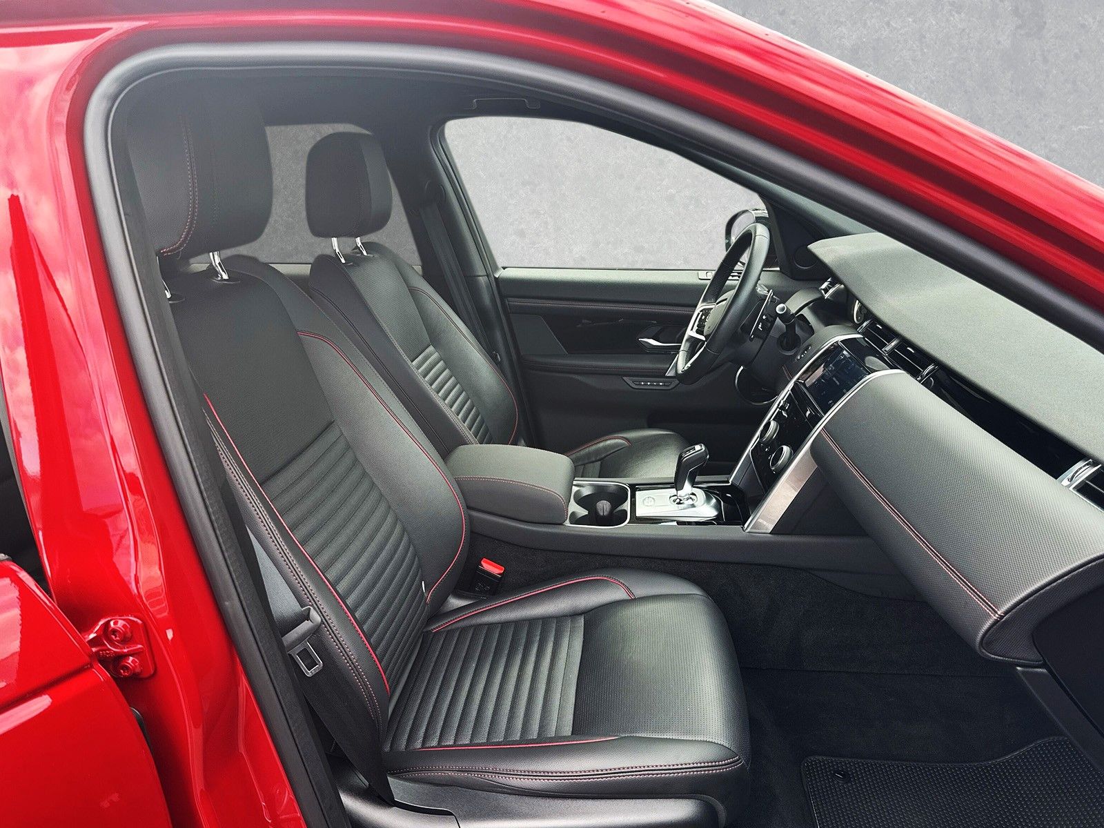 Fahrzeugabbildung Land Rover DISCOVERY SPORT P300e R-Dynamic SE