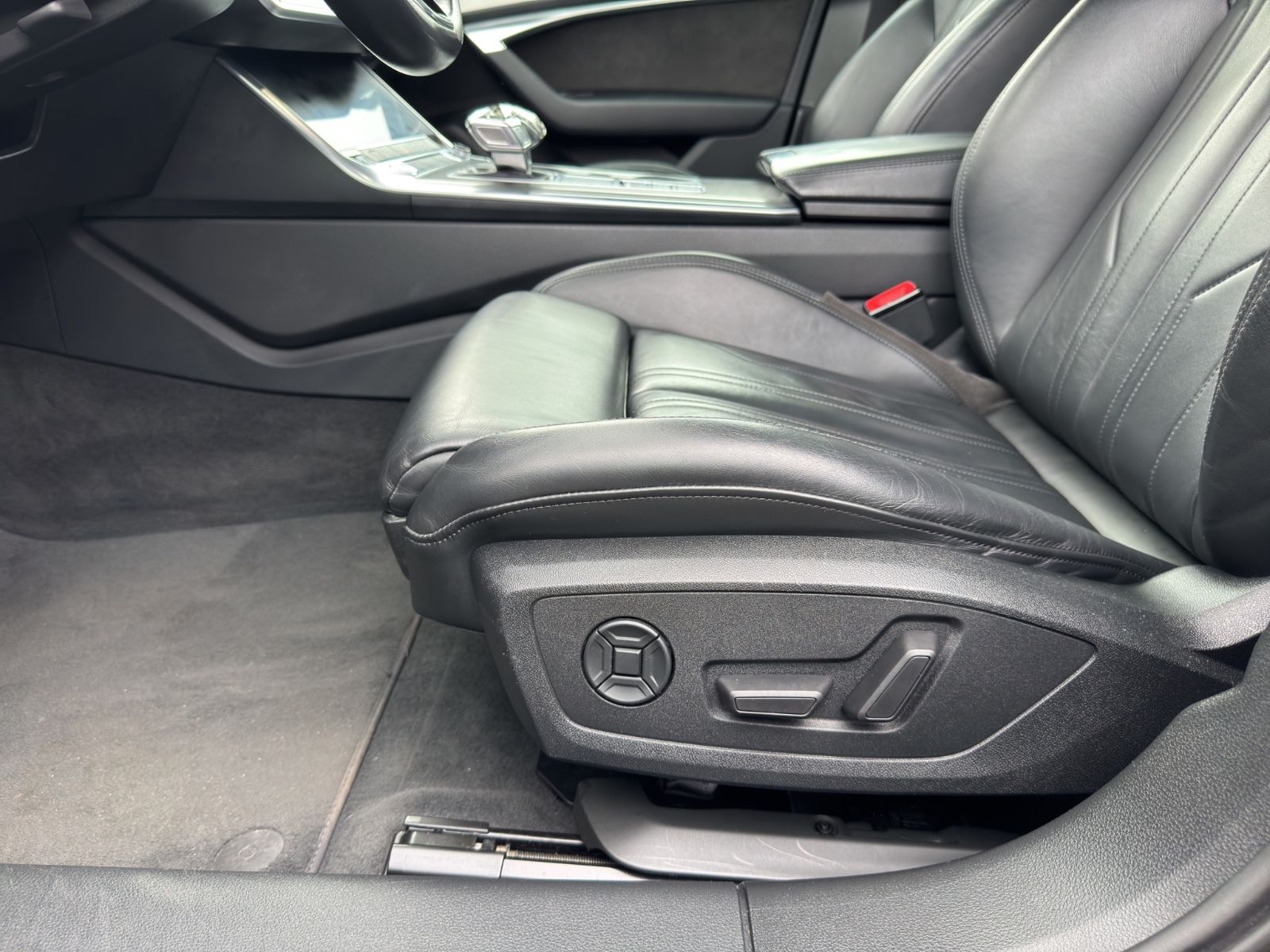 Fahrzeugabbildung Audi A6 Avant 45 TDI quattro sport*Pano*Digitaltacho*