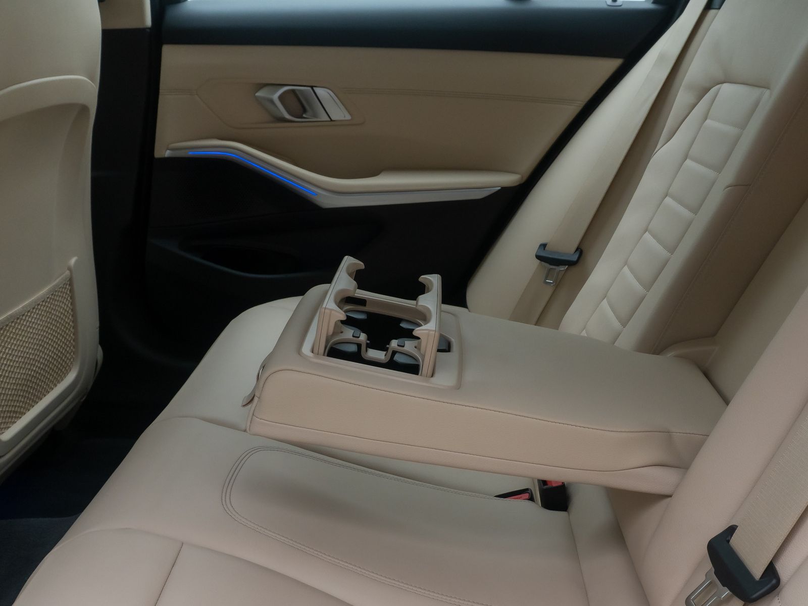 Fahrzeugabbildung BMW 320d Luxury Line 360&deg;Alarm ACC AHK HUD DAB Leder