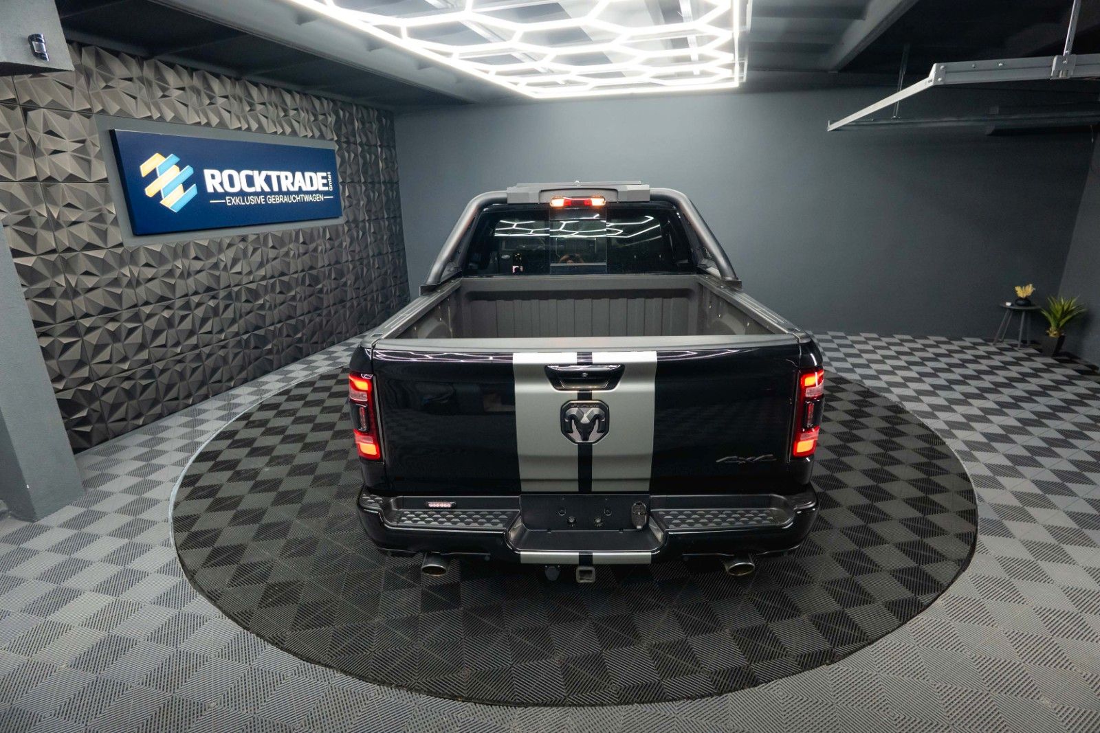 Fahrzeugabbildung Dodge RAM 5.7 V8 HEMI 4x4 Night LARAMIE Pano LED 19%
