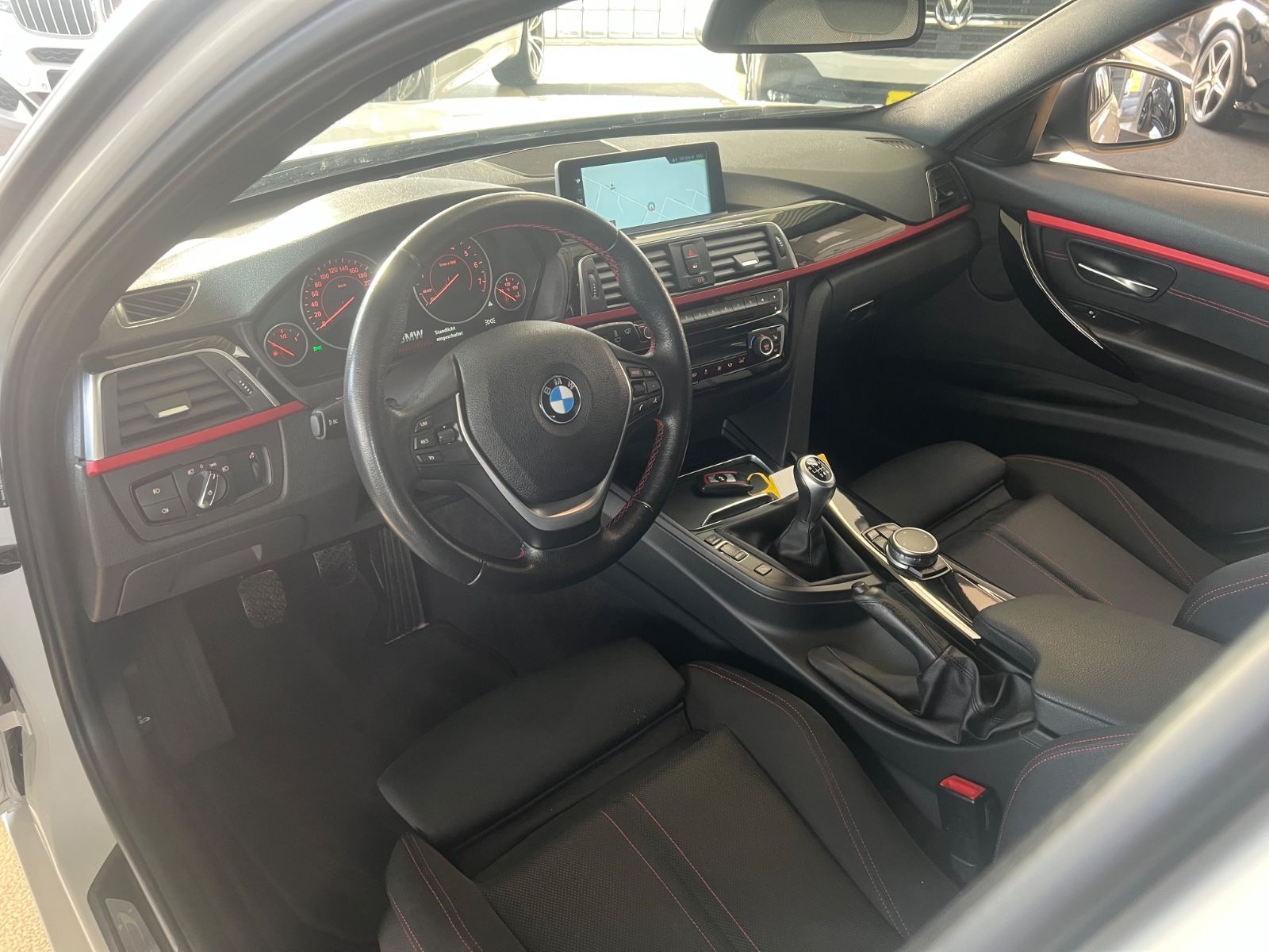 Fahrzeugabbildung BMW 320 i Touring xDrive Sport Line *NAVI PROF*LED*