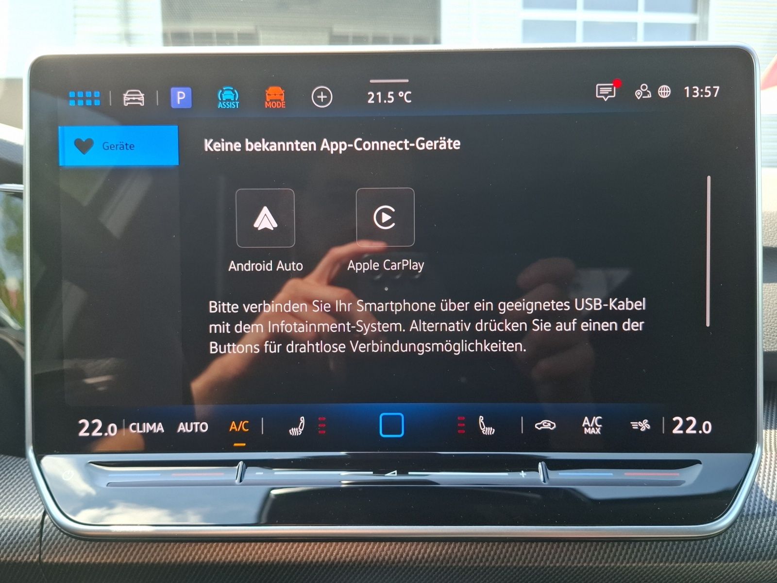 Fahrzeugabbildung Volkswagen Golf VIII Variant eTSI R-Line DSG LED Navi AID A