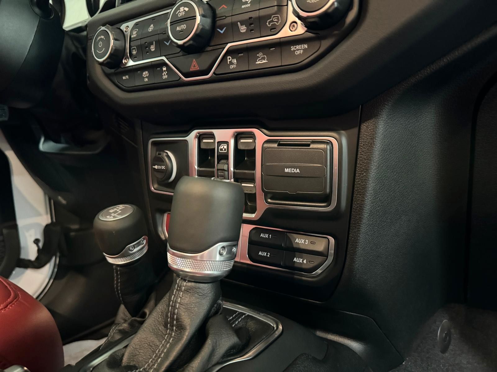 Fahrzeugabbildung Jeep RUBICON 392-V8-3" FAHRWERK-37" REIFEN-POWERSTEPS