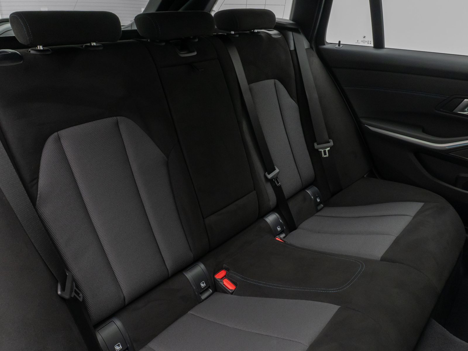 Fahrzeugabbildung BMW 330e M Sport Panorama 360°HUD DAB H/K AHK ACC