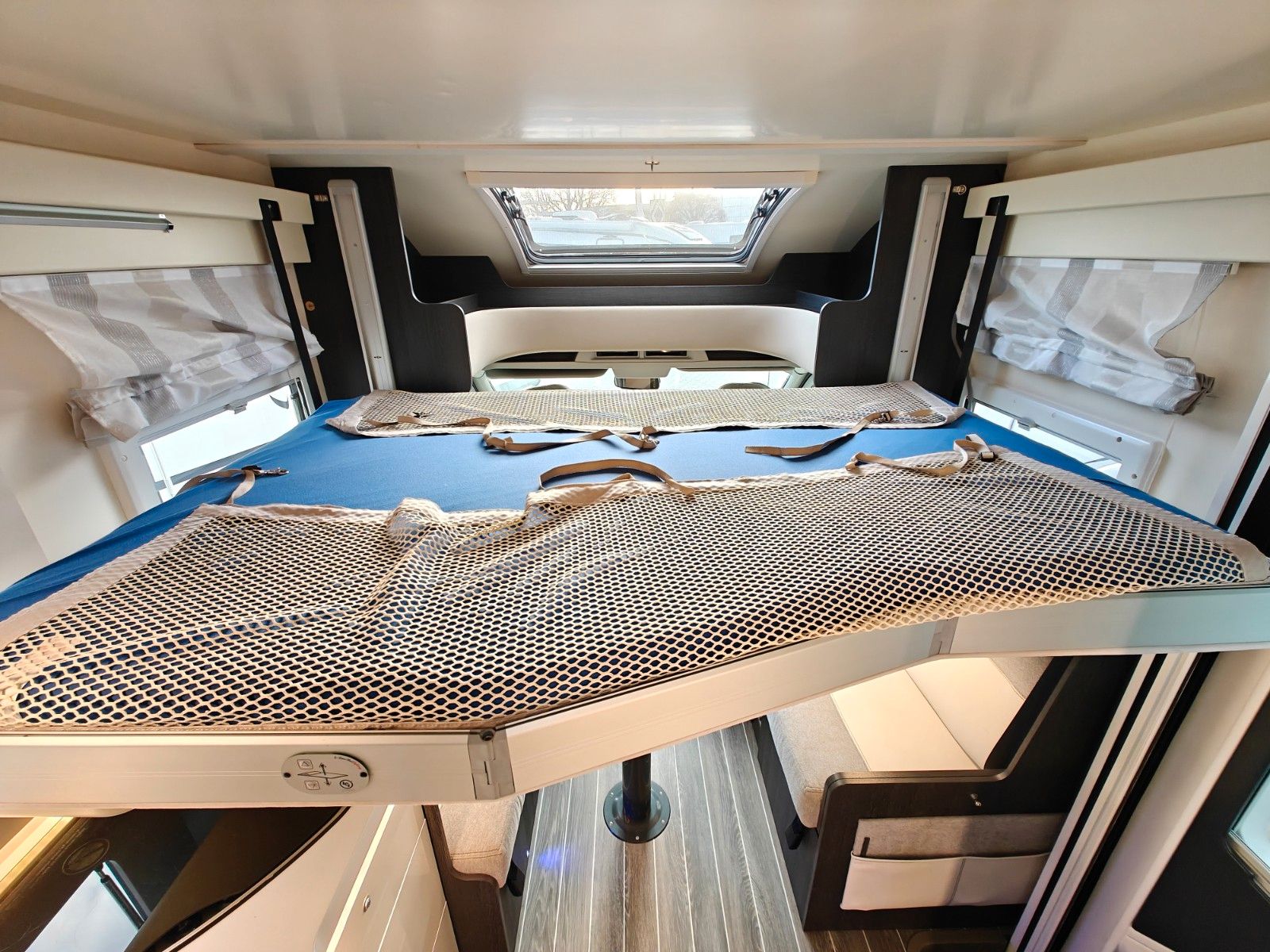 Fahrzeugabbildung Roller Team Kronos 287 TL - Face2Face, Hubbett, Einzelbetten