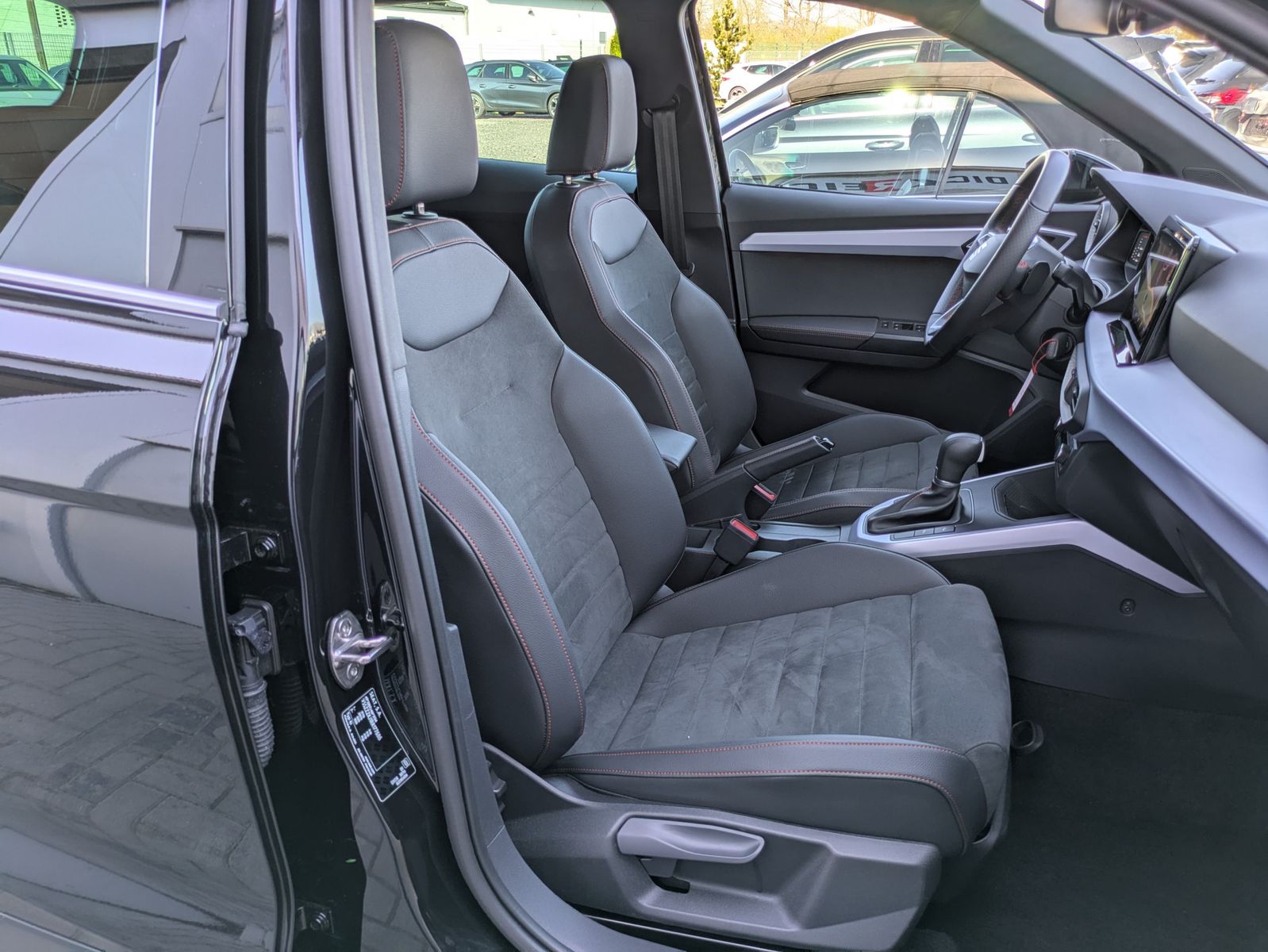 Fahrzeugabbildung SEAT Arona 1.5 TSI FR DSG AHK*ACC*LED*APP*DAB*KAMERA