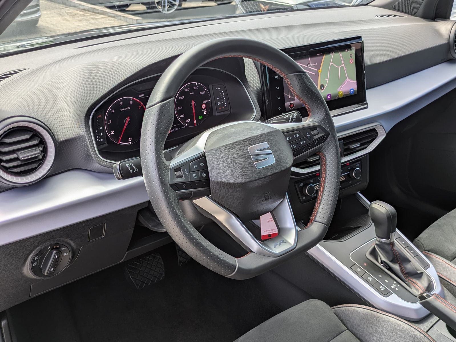 Fahrzeugabbildung SEAT Arona 1.0 TSI FR DSG AHK*ACC*LED*APP*DAB*KAMERA