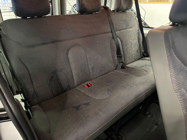Renault Trafic Combi L1H1 2,7t  verglast*9- Sitzer*AHK*