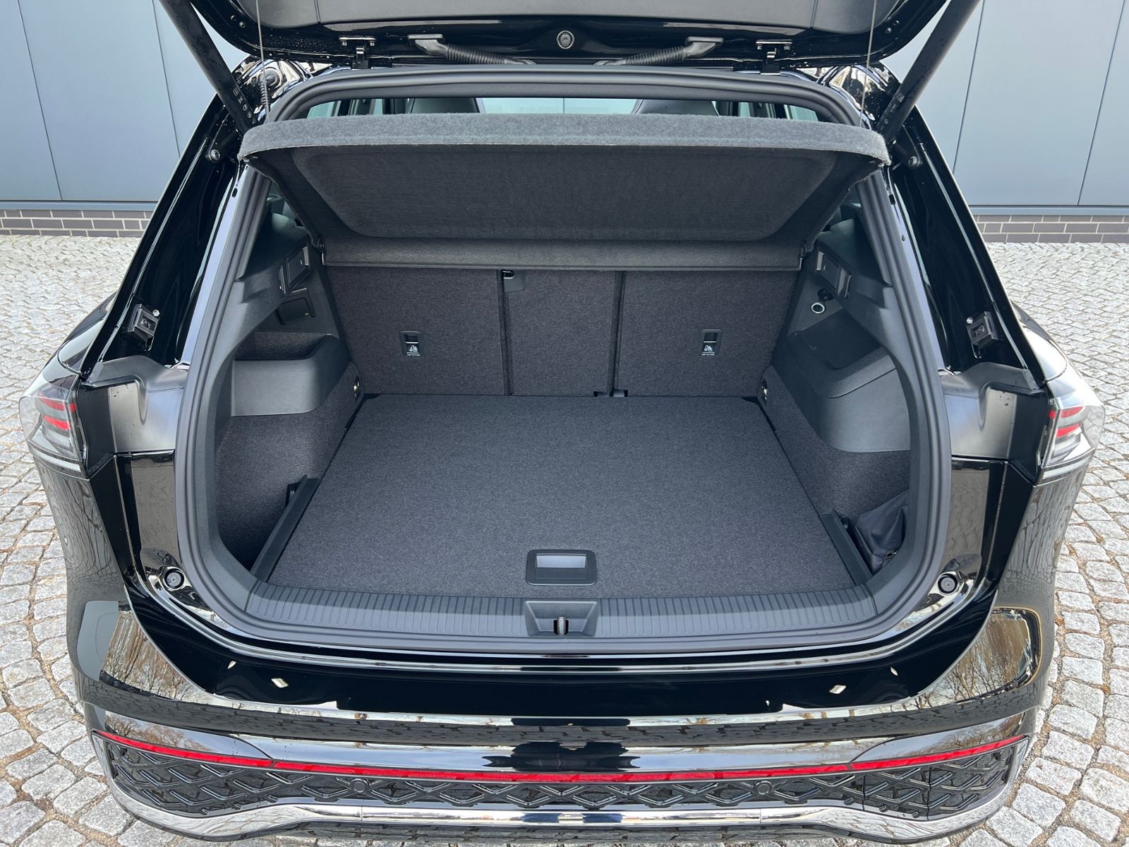 Fahrzeugabbildung Volkswagen Tiguan R-Line 1.5 eTSI DSG *AHK, ACC, IQ.Light,