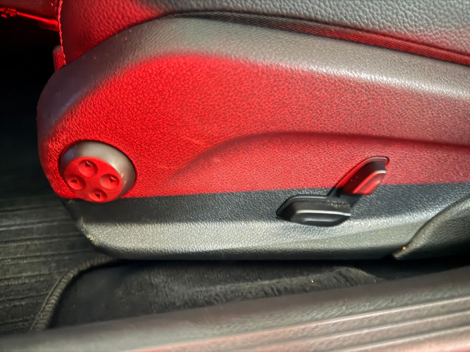 Fahrzeugabbildung Mercedes-Benz C 180 T CGI 9GT 2X AVANTGARDE PANO ILS NAVI AHK