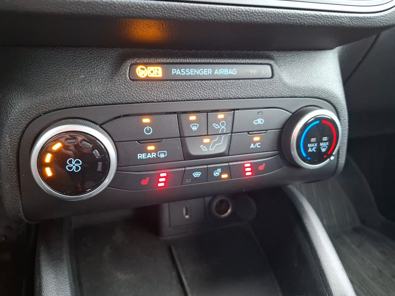 Fahrzeugabbildung Ford Focus Turnier Trend ! LRH ! beh. WSS !