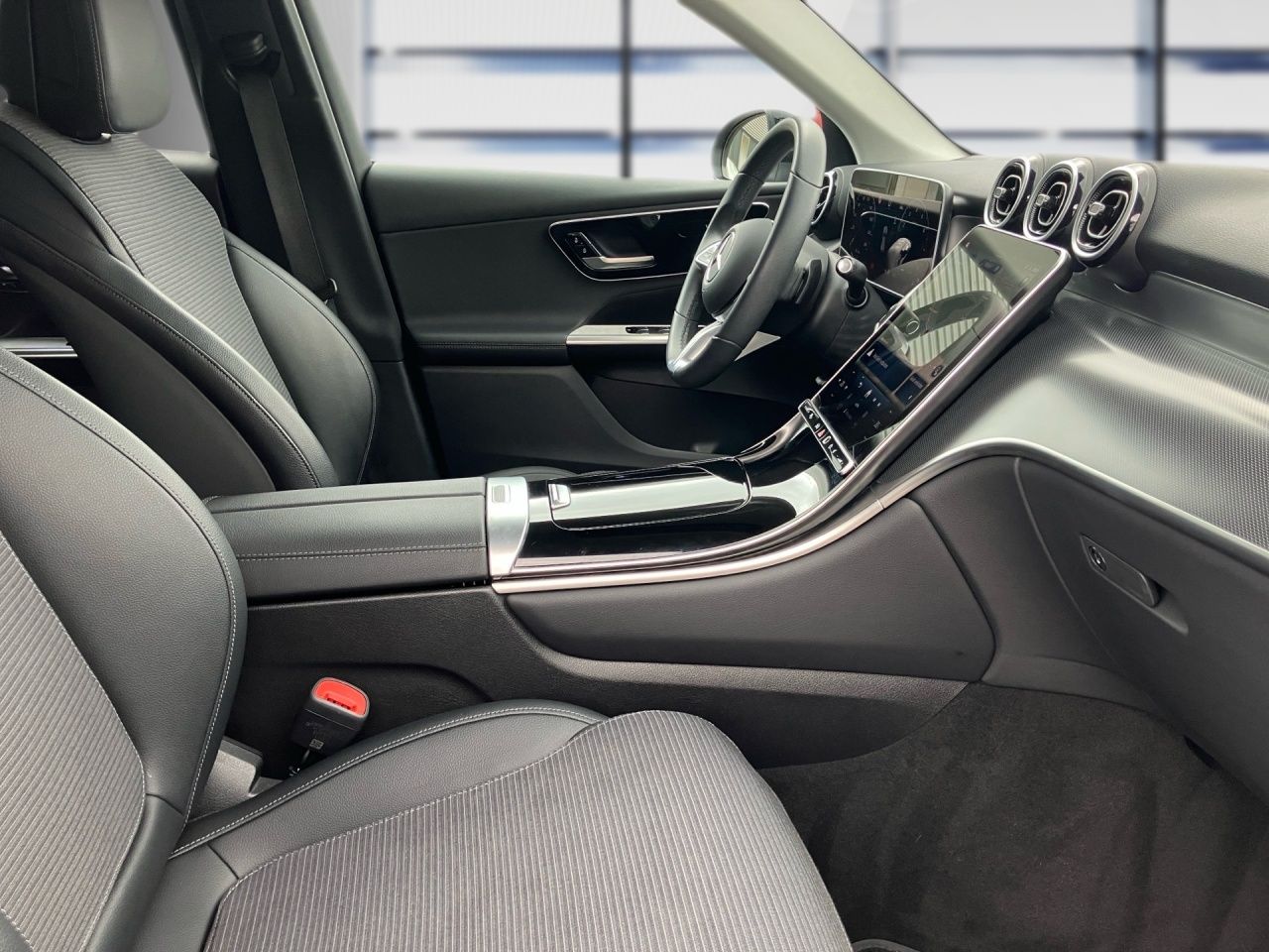 Fahrzeugabbildung Mercedes-Benz GLC 200 4M AVANTGARDE+AHK+EASYPACK+AMBIENTE+LED+