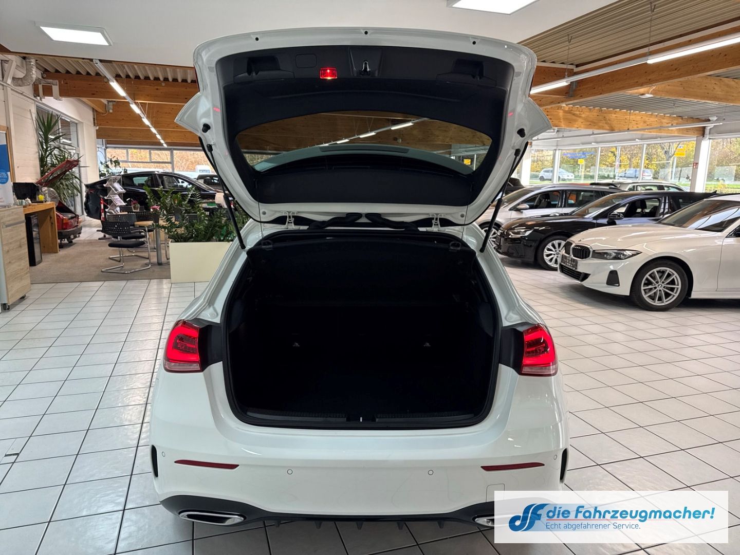 Fahrzeugabbildung Mercedes-Benz A 250 AMG Sportpaket HUD Navi Digitales Cockpit