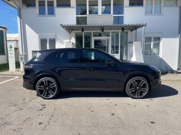Porsche Cayenne - 1