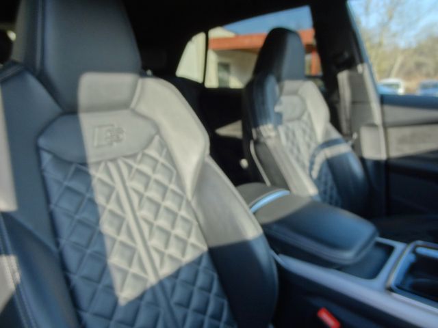 Fahrzeugabbildung Audi Q8 quattro/S-Line/Matrix/360/S-Sitze/B&O/AHK/