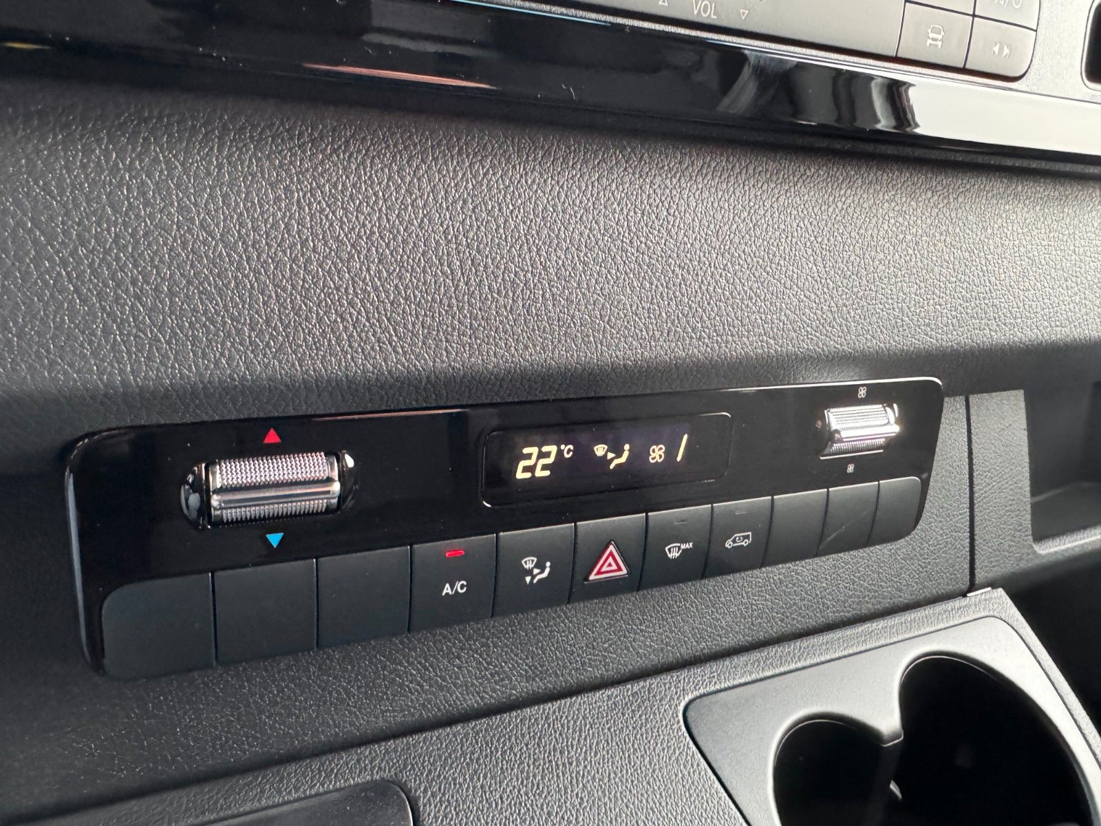 Fahrzeugabbildung Mercedes-Benz Sprinter 319 CDI 4325 LED MBUX SHZ AHK