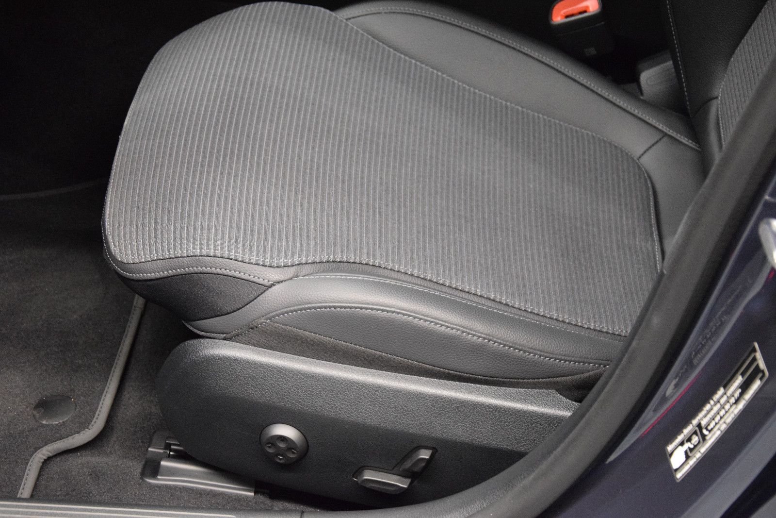 Fahrzeugabbildung Mercedes-Benz C 180 C T-Modell Avantgarde MBUX LED Kamera