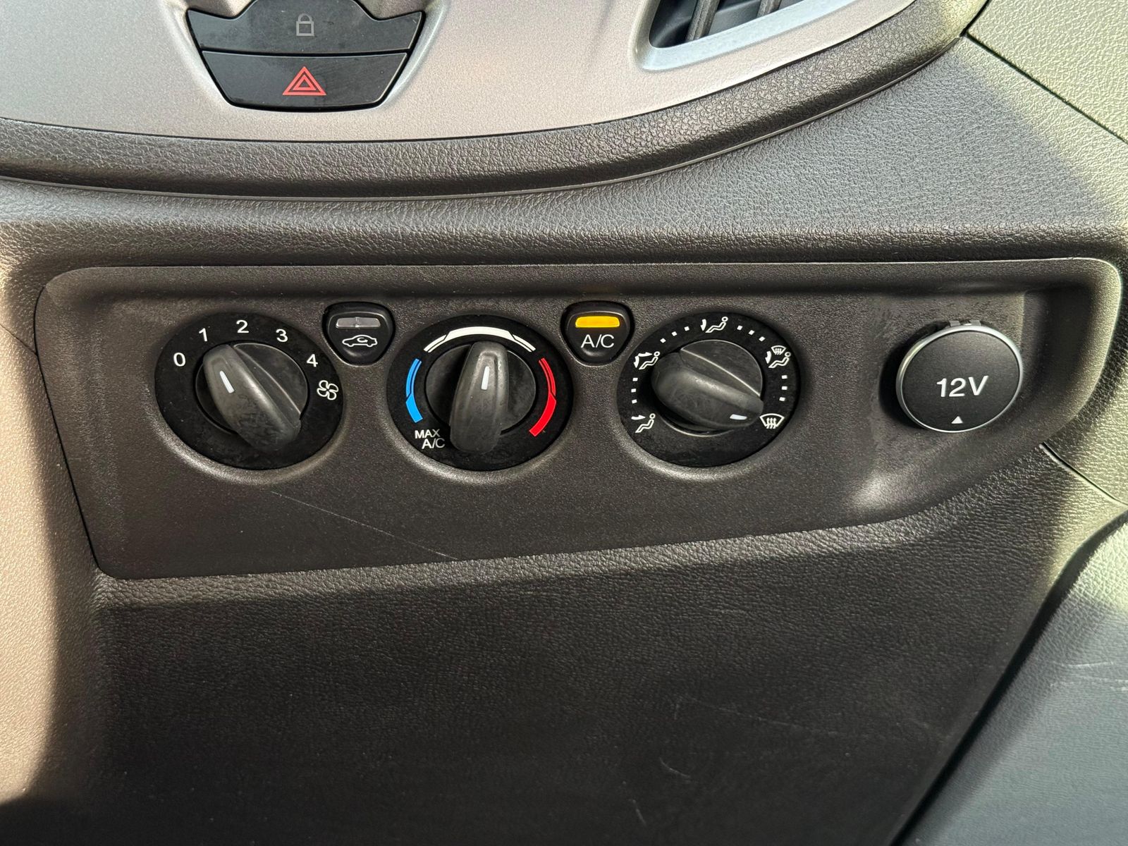 Fahrzeugabbildung Ford Transit 2.0TDCi 350 L3H3 9-Sitz+ROLLSTUHLRAMPE+