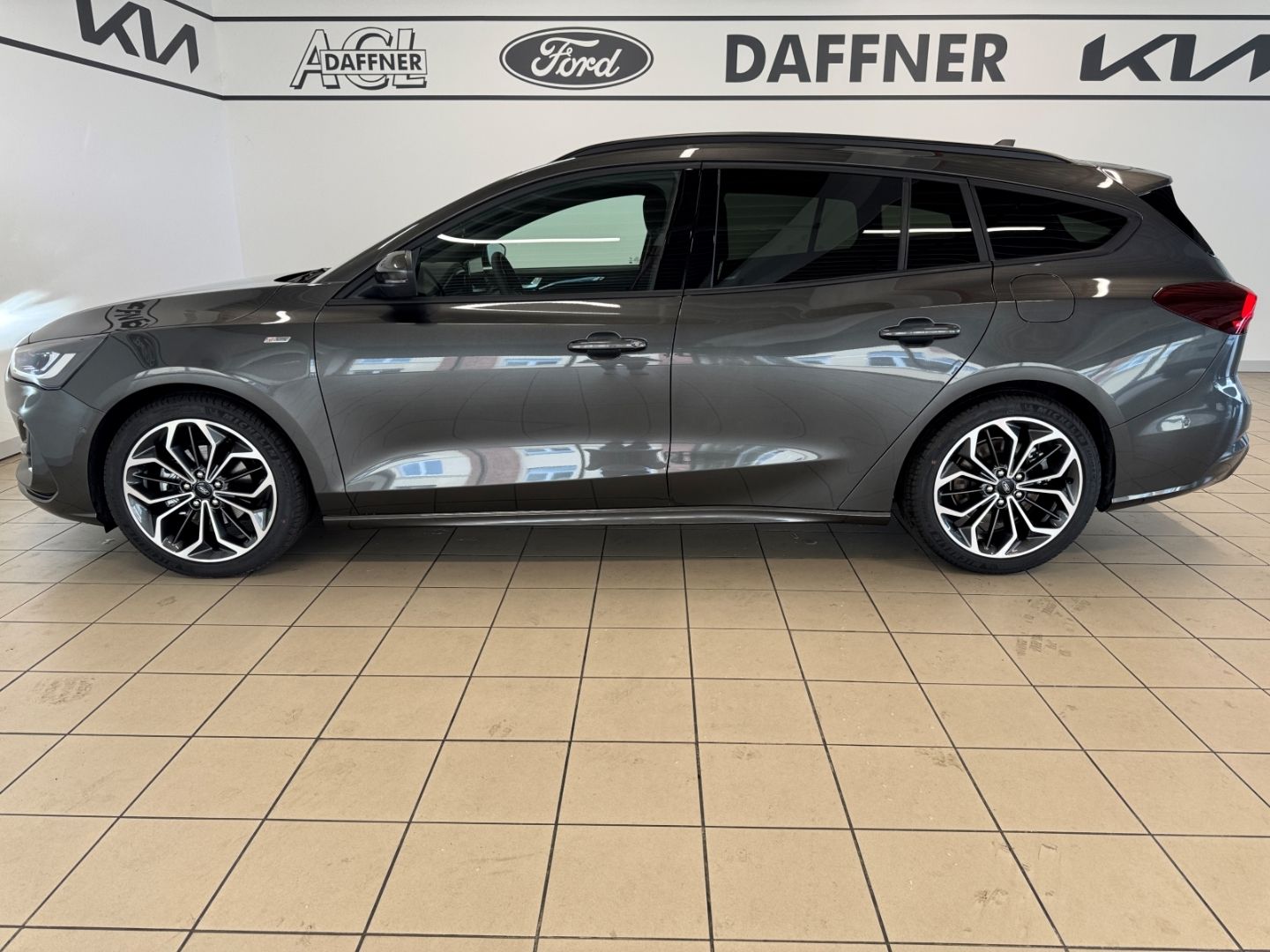 Fahrzeugabbildung Ford Focus Turnier ST-Line X B&O 18'' LED ACC Kamera