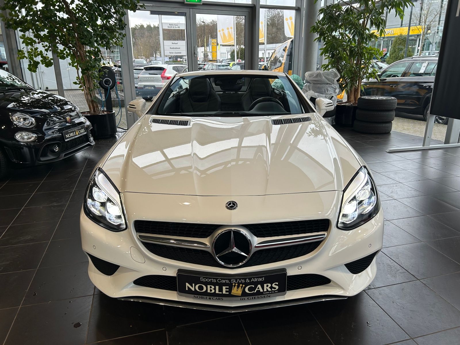 Fahrzeugabbildung Mercedes-Benz SLC 200 9G-Tronic AIRSCARF SHZ PANO NAVI